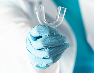 sleep apnea mouthpiece help by a dentist